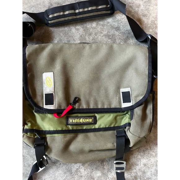 timbuk2 laptop bag command Travel-Friendly Backpack, Midway  Luggage pass through for attaching to your wheelie companion Timbuk2 Command TSA-Friendly Messenger 22